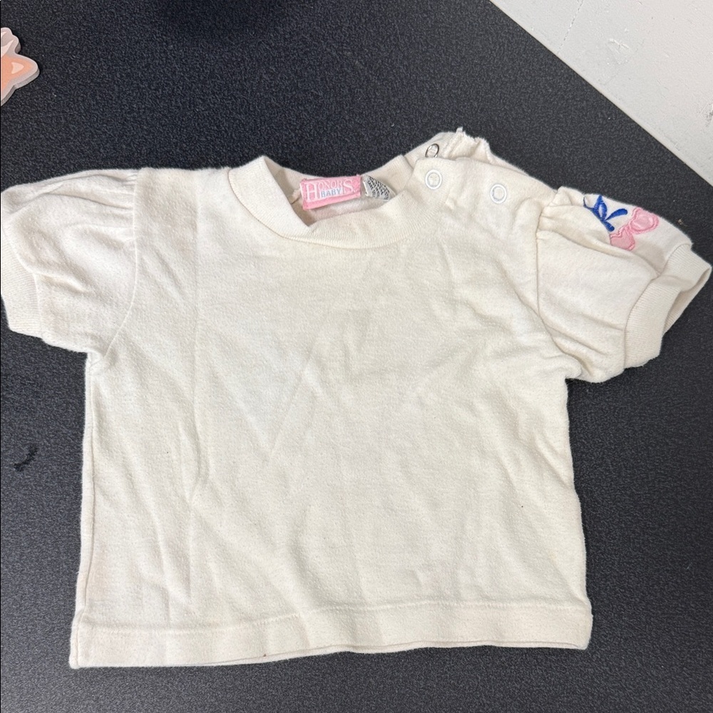 Charming Cream Kids Tee with Embroidered Sleeves 90’s